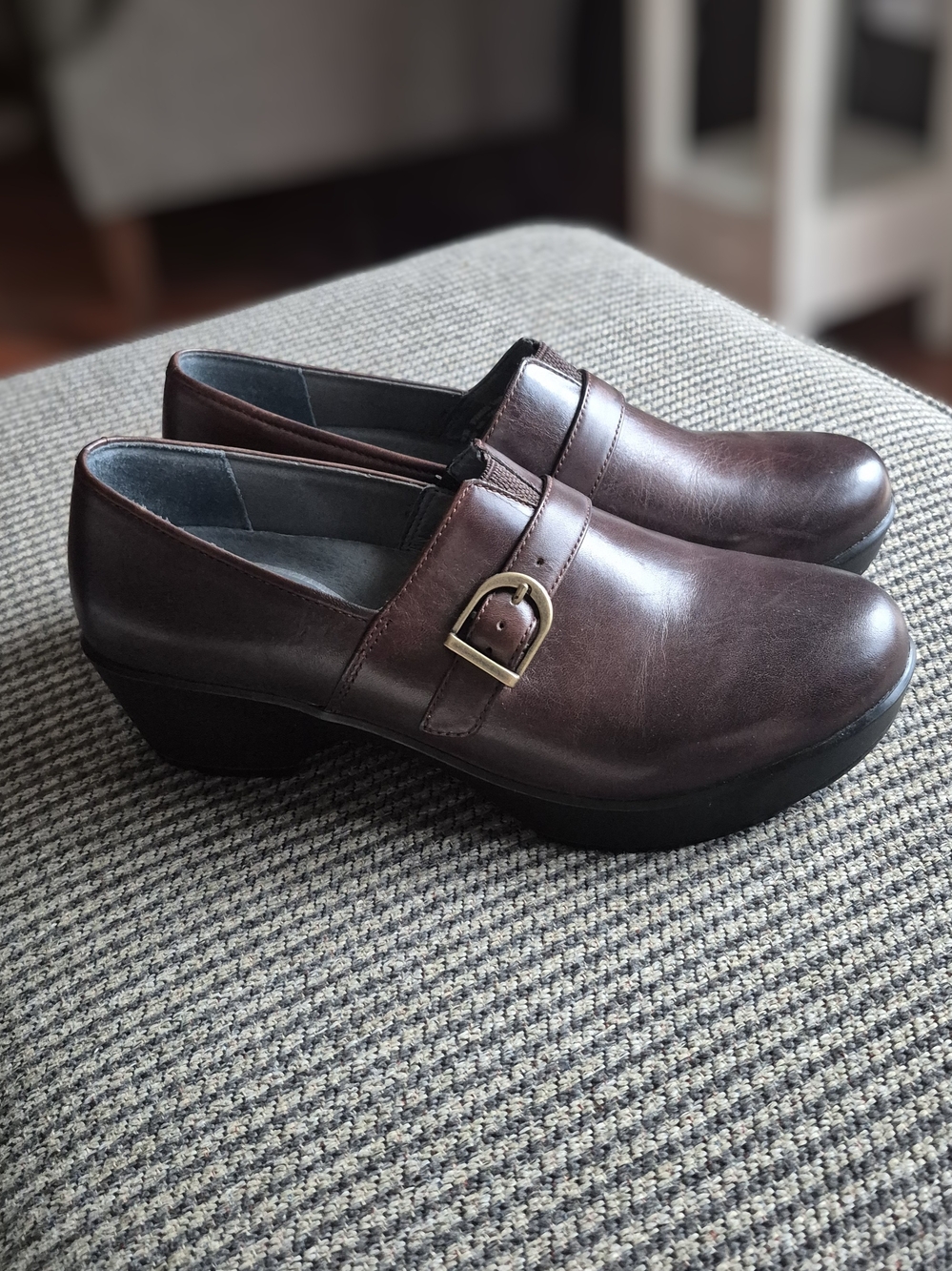 Dansko 39EU Women's Dark Brown Leather Clogs with Buckle. Like New!!